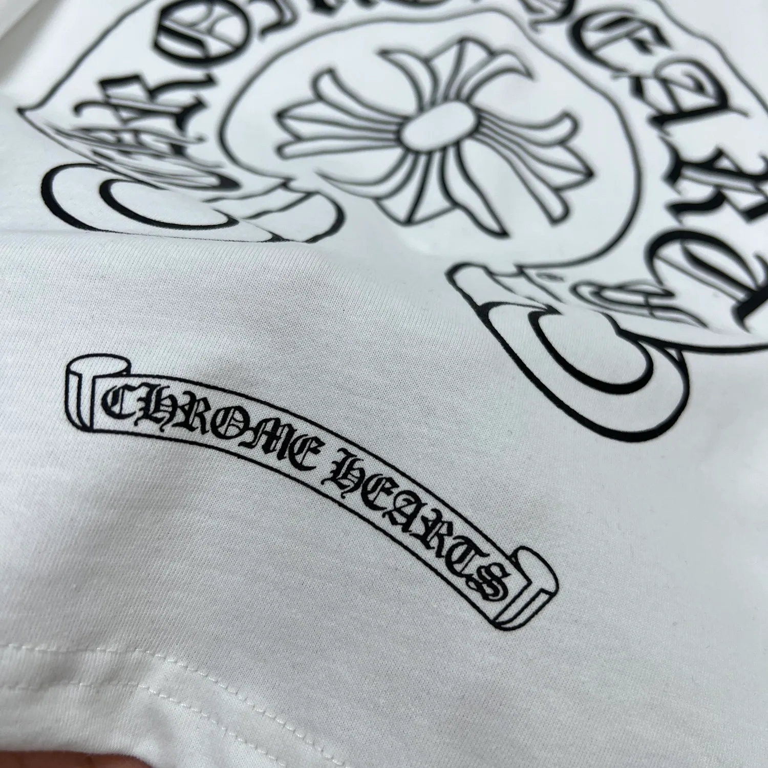 P160 Chrome Hearts 🍁Long T series🍁 Same series at the counter Chrome color spine gradient small horseshoe length T Imported environmentally friendly glue printing and dyeing Specially customized original 1:1 high gram weight comfortable fabric Recommended color: white black Size: S, M, L, XL